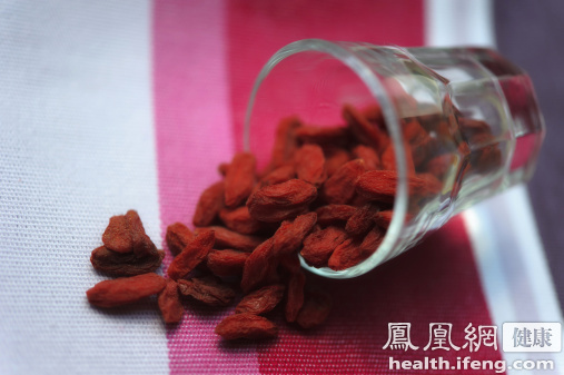 一样东西配枸杞功效翻倍 怎样吃？